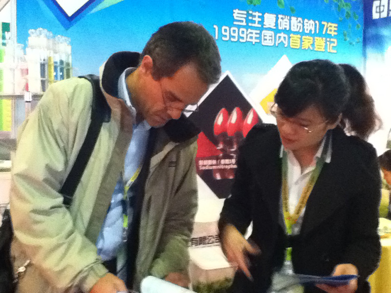 2012年上海展会上中威原药系列吸引国外客户咨询
